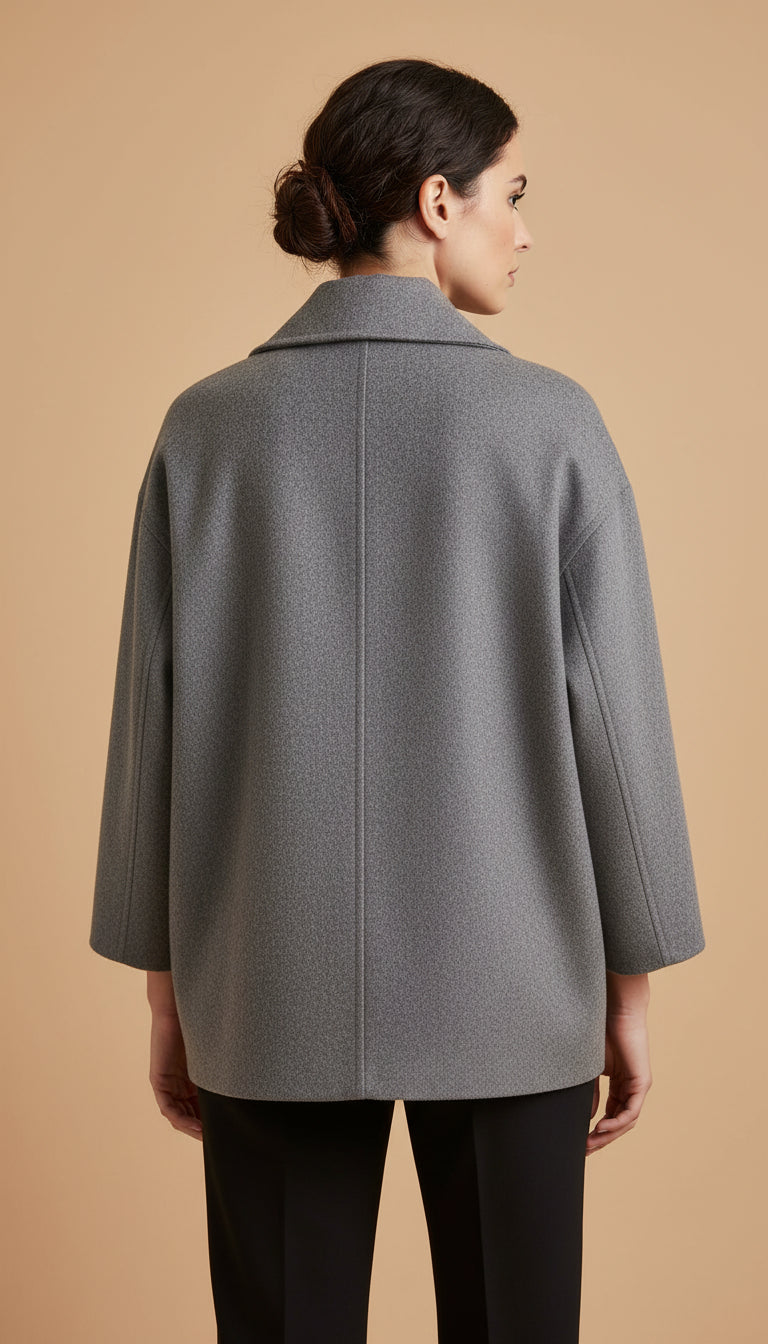 Matilde | Casaco Curto Trespassado – Elegância e Conforto Intemporal